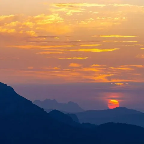 Sonnenuntergang-Berghügelfotografie von Gina Seegert