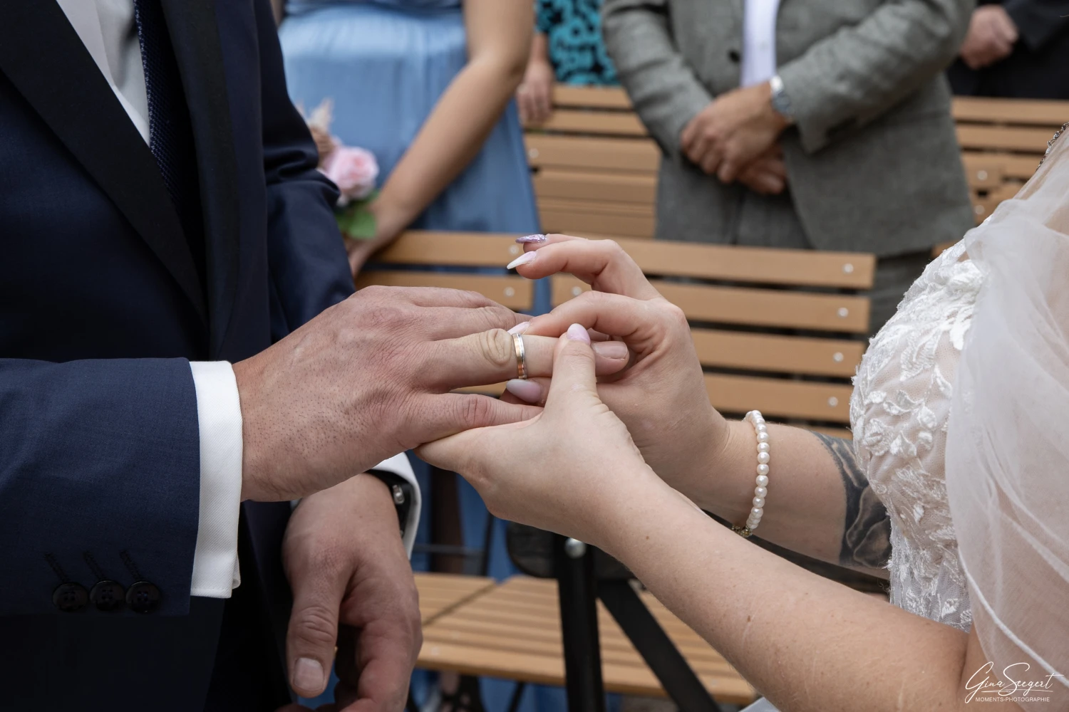 Braut Bräutigam Hochzeitszeremonie Trauringe Finger legen von Gina Seegert 