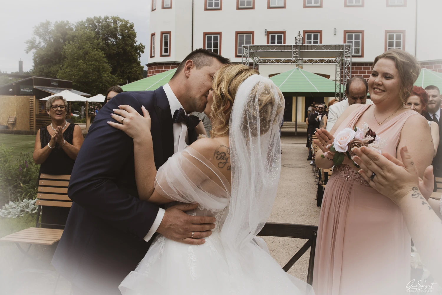 Braut Bräutigam Hochzeitszeremonie Trauringe Finger legen von Gina Seegert 